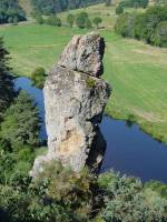 Le rocher de l'Aigle surveille l'union de la Truyre et de la Rimeize