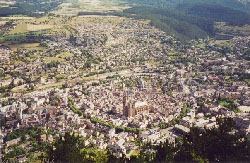 la vie sort de la vieille ville et grimpe les combes