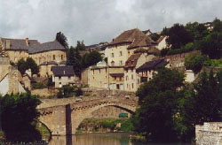 vieux pont aux vieilles arches majestueuses